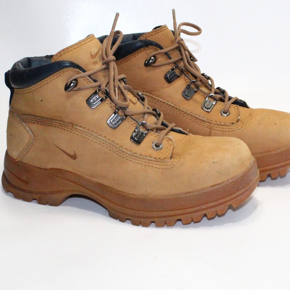 Youth Nike ACG Leather Boots Size 8